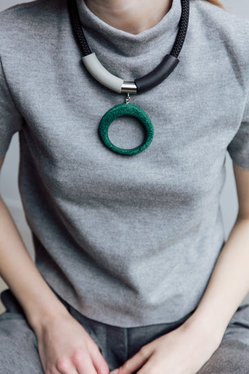 Kiri necklace / forest green