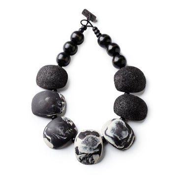 Maya necklace / Black and white